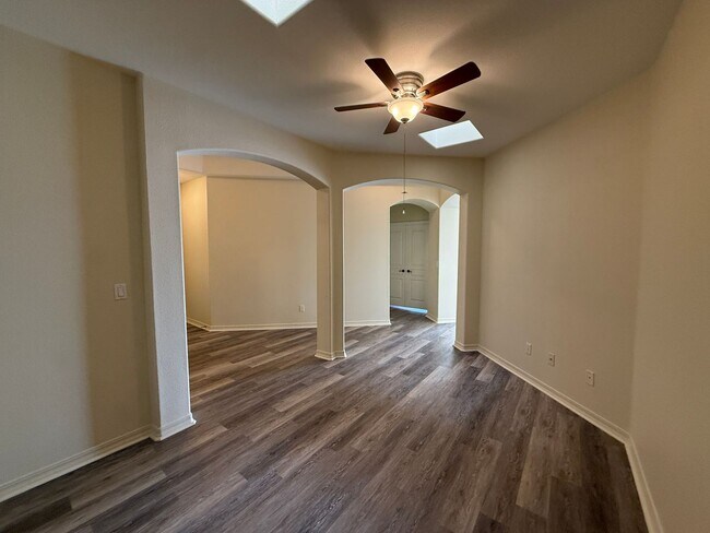 Building Photo - Beautiful Bradley Square Single Story Home With Easy Access to Shopping/101 Frwy