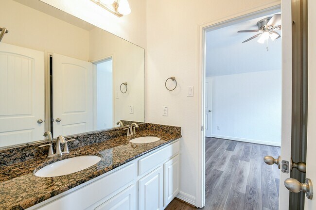 Building Photo - 1215 Redstone Glen Ln