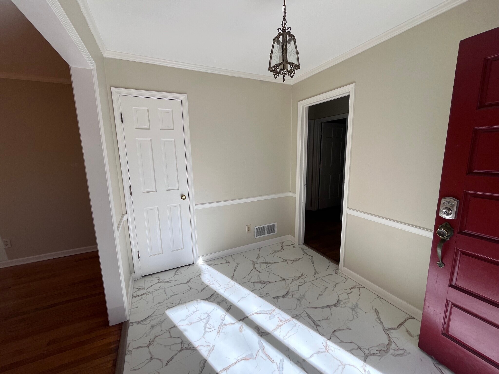 foyer - 5109 Forest Oaks Dr