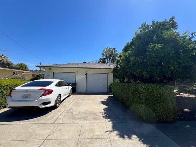 Building Photo - Clean, Private 2BD/1BA Duplex with Garage ...