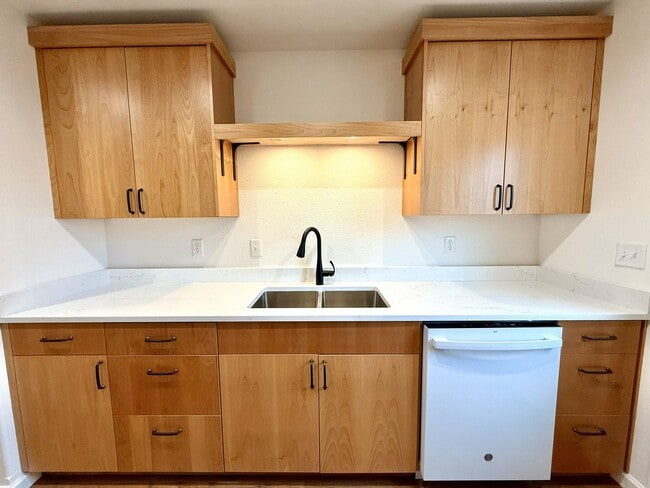 Building Photo - Brand new 3 bedroom 2 bath Sutherlin duplex