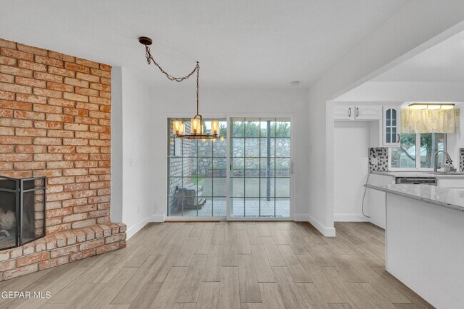 Building Photo - Come to check this beautiful house 4 bedrooms, possible 5th bed and 3 baths.