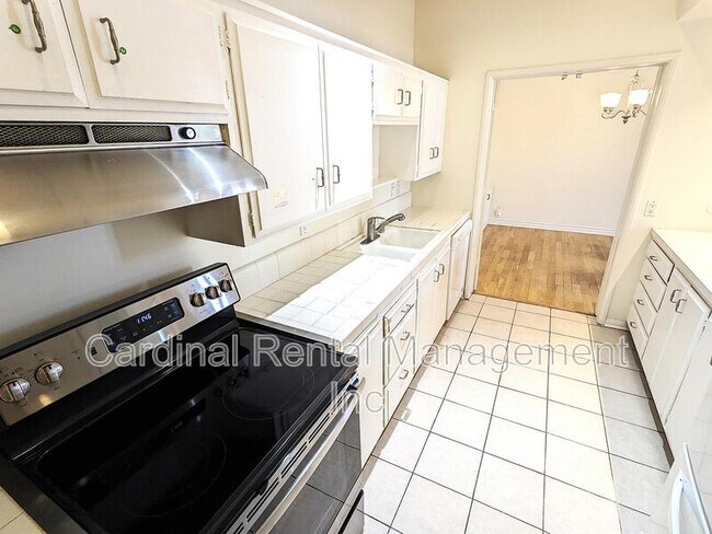 Building Photo - 960 San Pasqual St