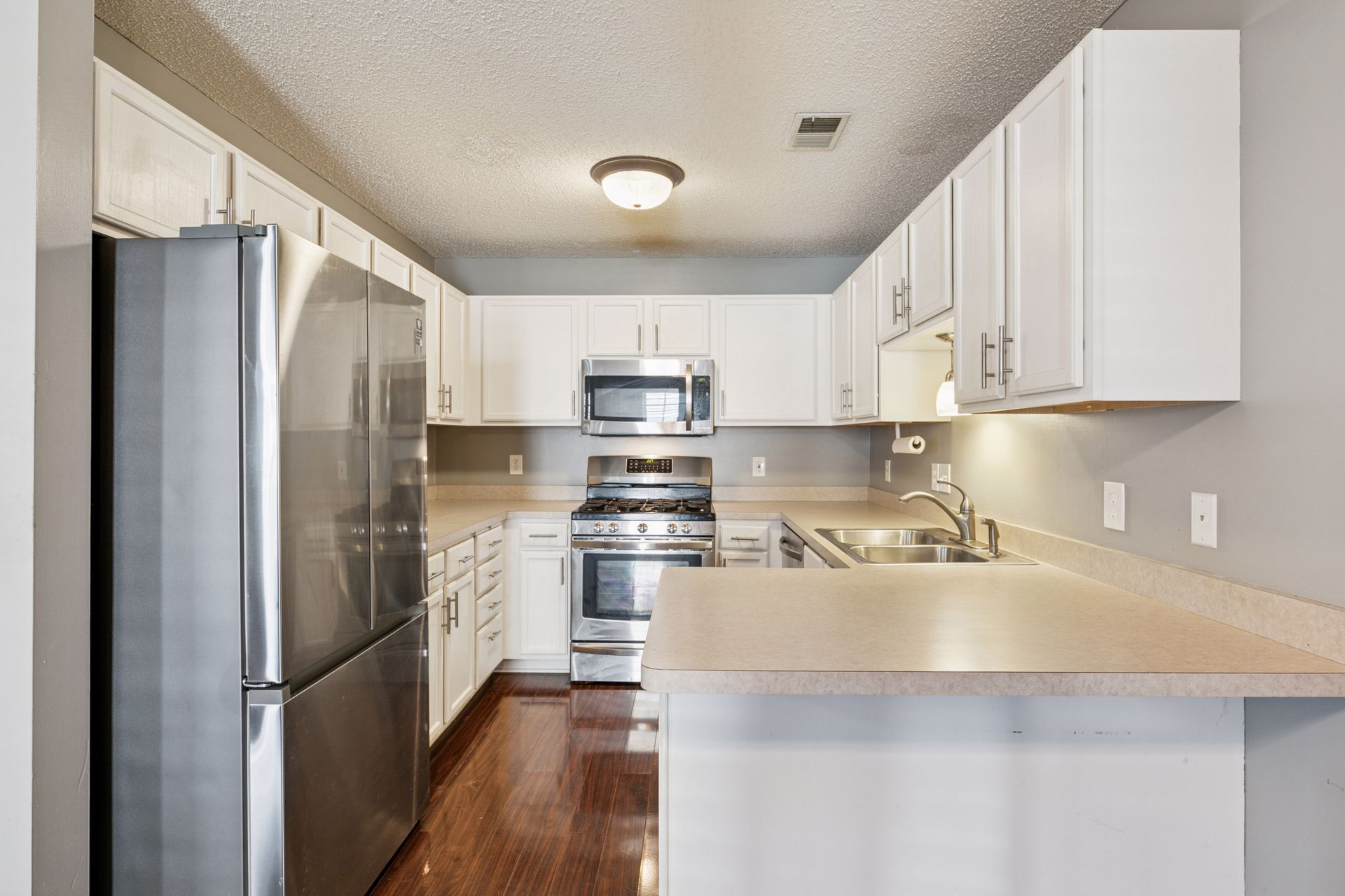 Building Photo - 1572 Peitz Ave