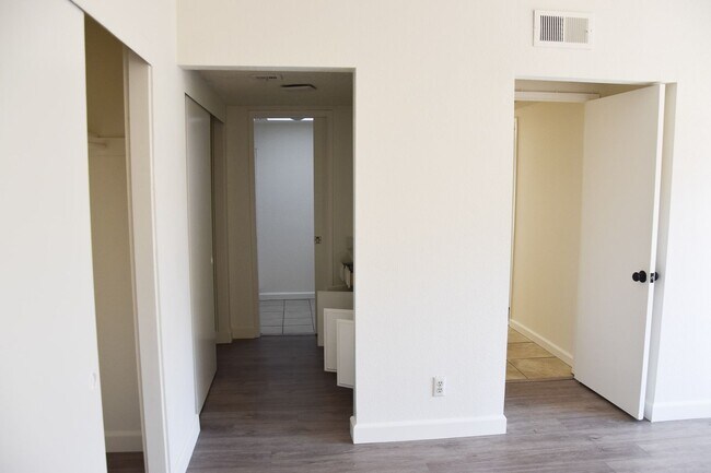 Building Photo - Cypress (125-127) South