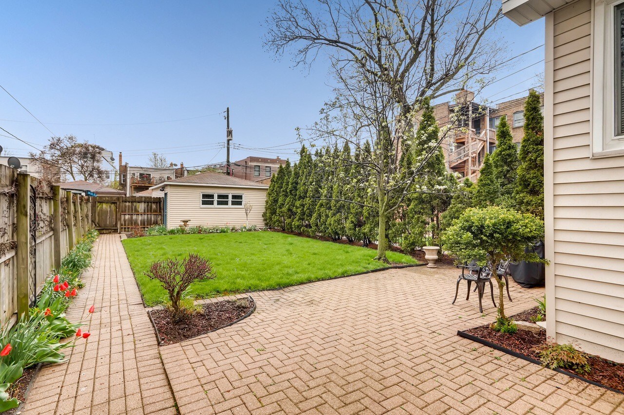 Building Photo - 2549 W Winnemac Ave