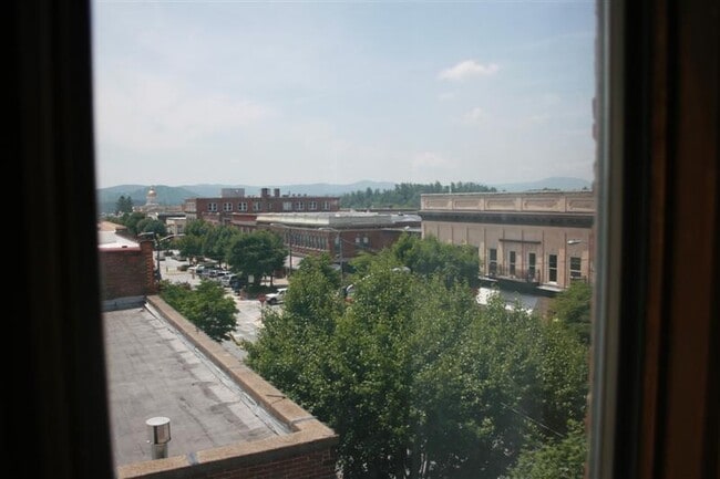 Building Photo - 1 bedroom apartment on Main Street Henders...