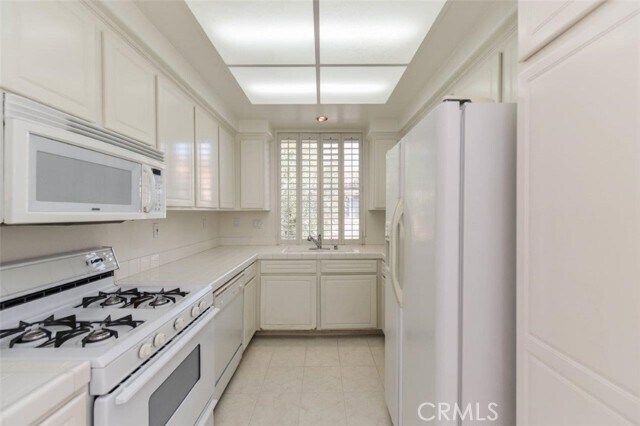 Building Photo - 3400 Ladrillo Aisle