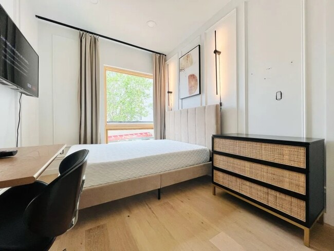 Building Photo - Furnished room/NOT APARTMENT