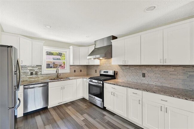 Building Photo - 910 Muirfield Dr NE