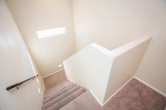 Building Photo - Stunning 2-Story Home in the Holiday Community!