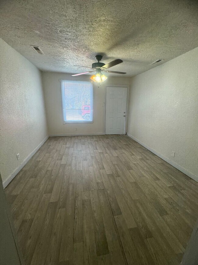 Building Photo - Remodeled 3 bedroom 1 bath home available soon!