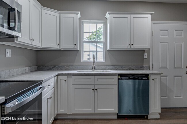 Building Photo - 1246 Schiller Ave