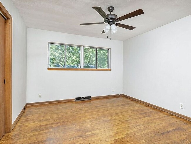 Building Photo - Beautiful 3 bedroom 2 bath charmer… Waitin...