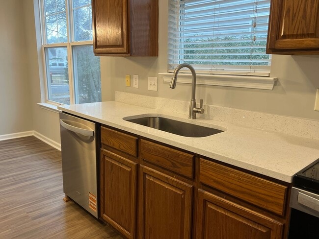 Building Photo - Lovely Bluffton Park House