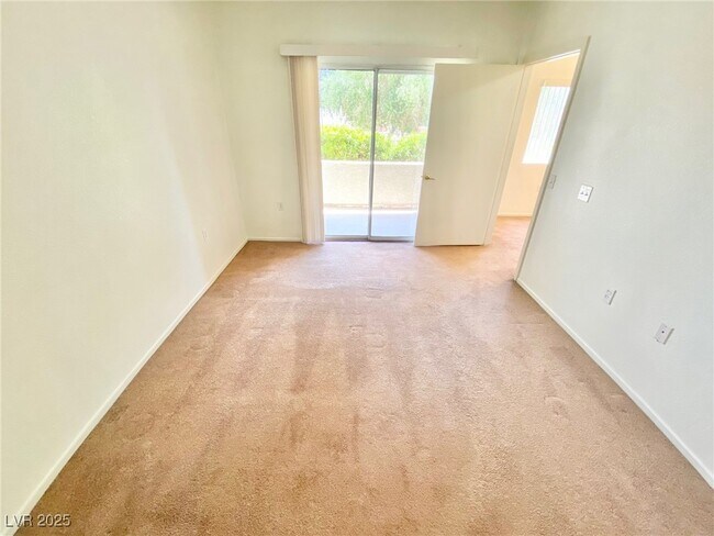 Building Photo - 3400 Cabana Dr