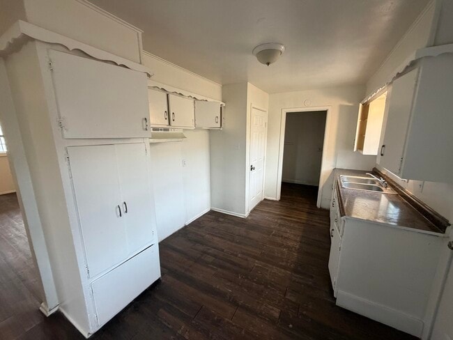 Building Photo - 2715 E 2nd St