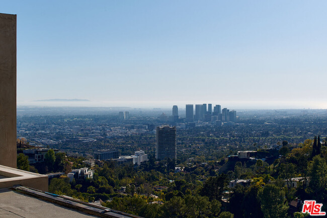 Building Photo - 1690 N Doheny Dr