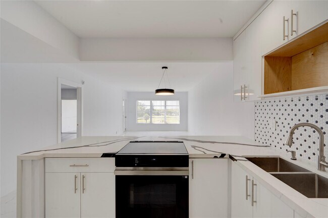 Building Photo - 3050 N Palm Aire Dr