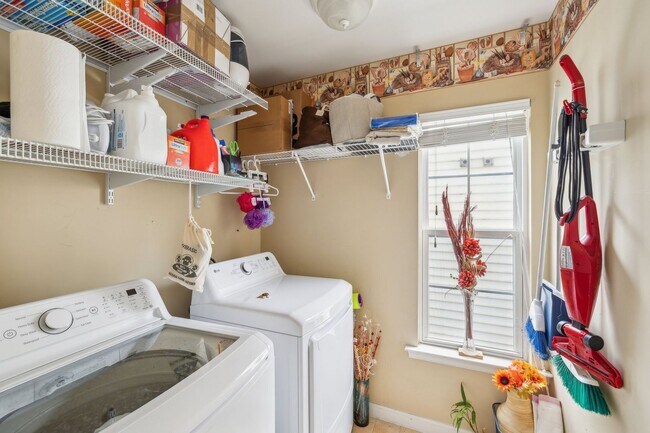 Building Photo - Stunning single-family home filled with th...