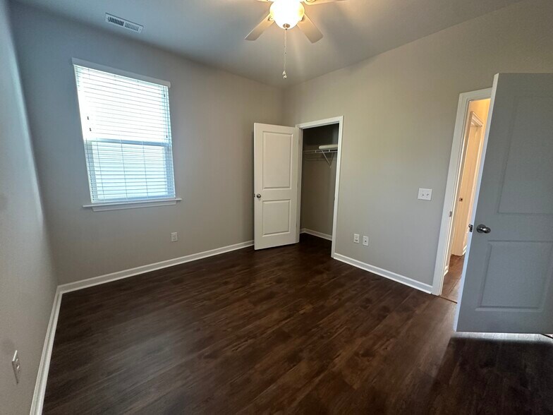 Building Photo - 8170 E Highcroft Dr NE