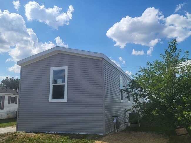 Building Photo - 8 Drake Ln