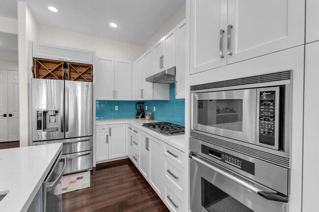 Building Photo - 35 Calle La Reina