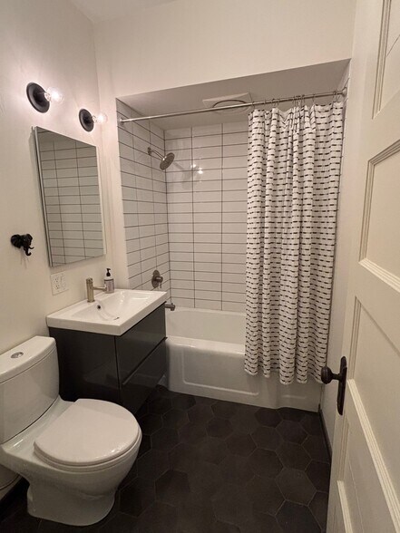 Bathroom - 3248 N Lawndale Ave