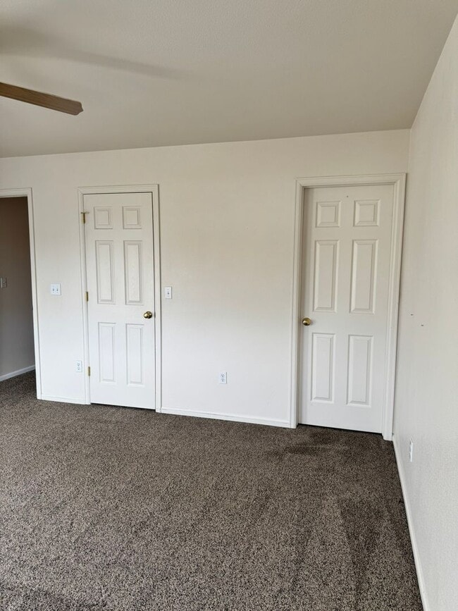 Building Photo - Corner Lot Townhouse, newly painted, new carpet