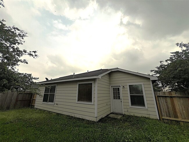 Building Photo - 2019 Pine Croft Dr
