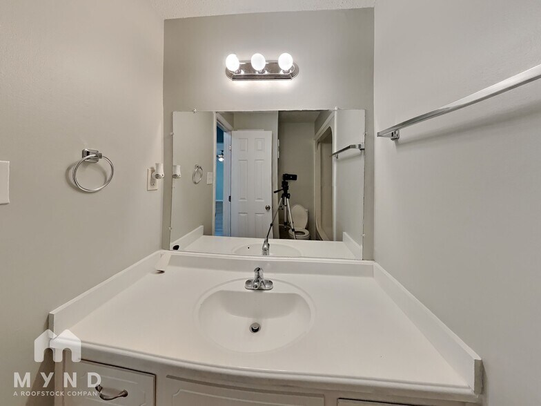 Building Photo - 5959 Shane Cir