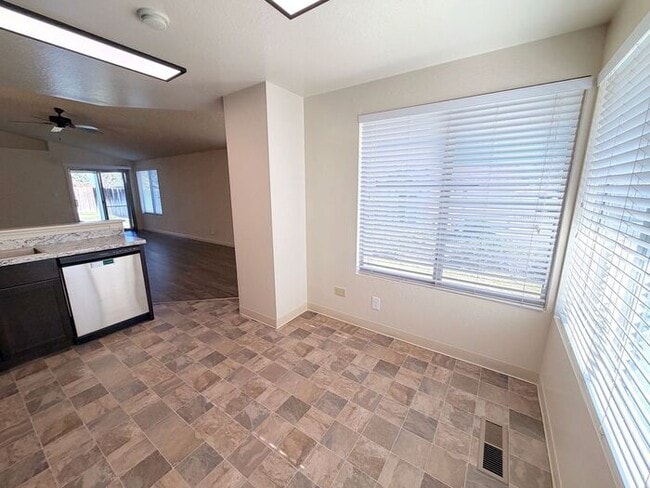 Building Photo - NW Reno Single Story House - 2 Car Garage/Fully Landscaped Yard