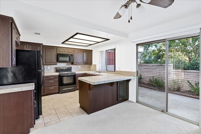 Building Photo - Escondido 2 bed 2.5 bath condo for lease