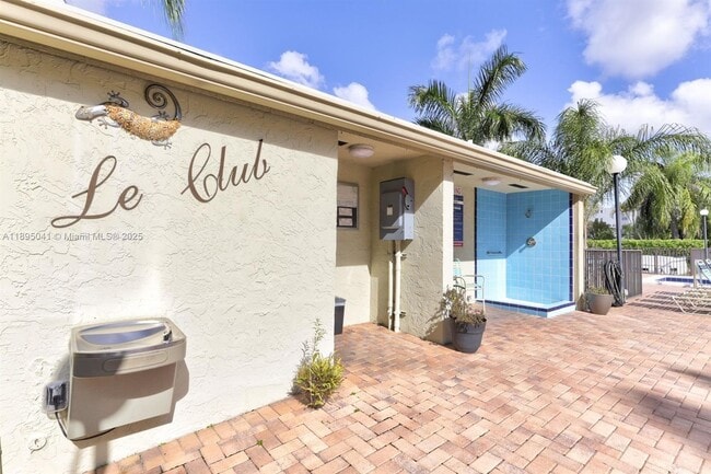 Building Photo - 2209 S Cypress Bend Dr