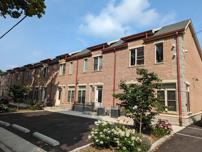 #19 Corner Townhome - 225 W Pastorius St