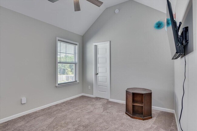 Building Photo - 627 Garland Trl
