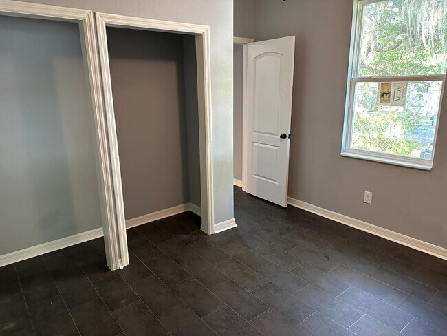 Building Photo - 105 N Davis St