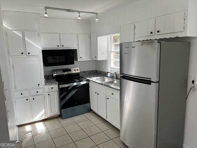 Building Photo - 2581 Oak Cir