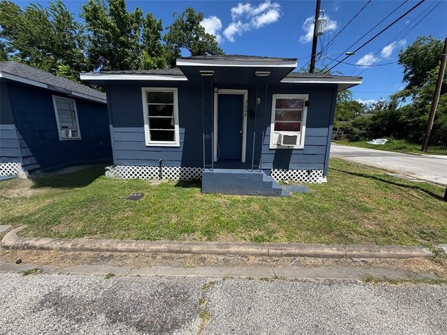 Primary Photo - 3202 Hinton Blvd