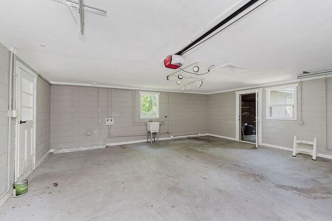 Building Photo - Elegant Updated Meridian-Kessler Home on E...