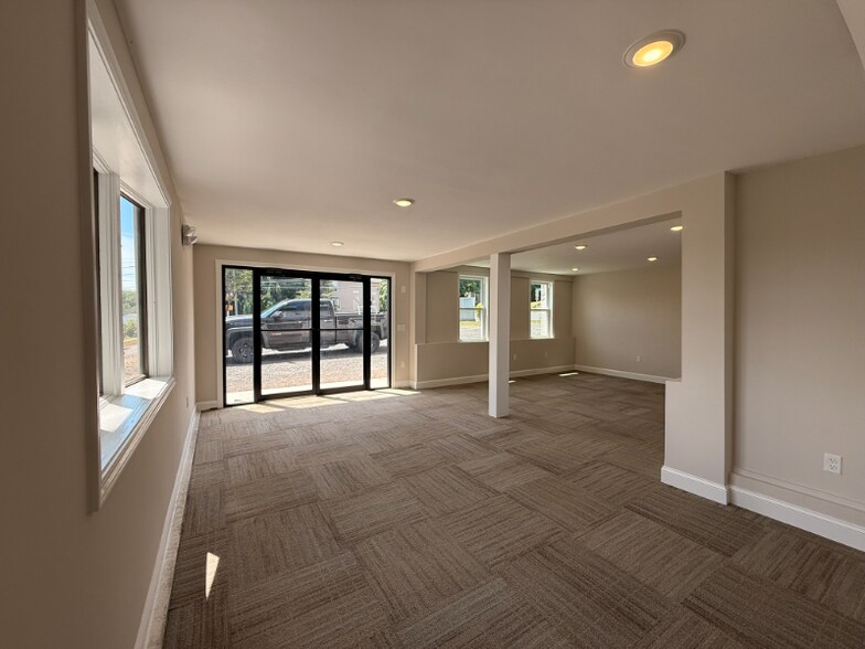 Building Photo - 477 New Britain Rd