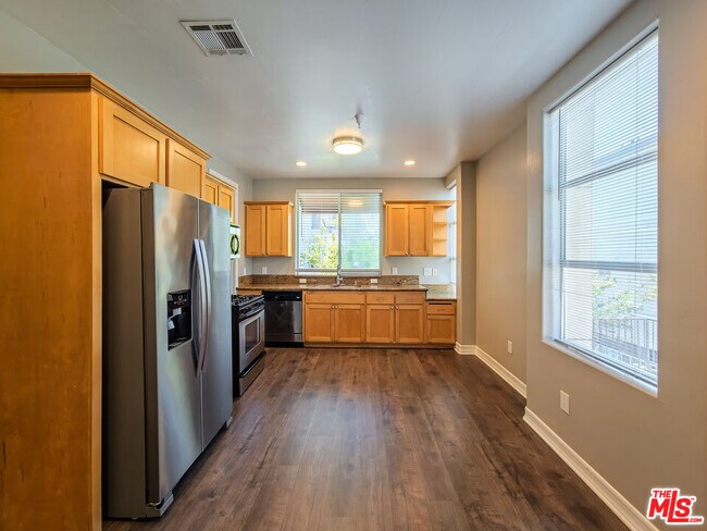 Building Photo - 5237 Willowcrest Ave