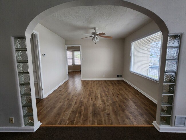 Building Photo - 3Spro2300 (Duplex)