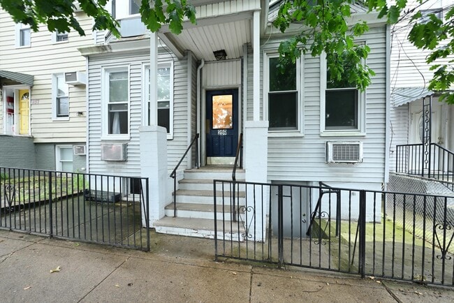 Building Photo - 259 Griffith St
