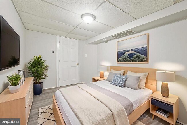 Building Photo - 6619 Guyer Ave