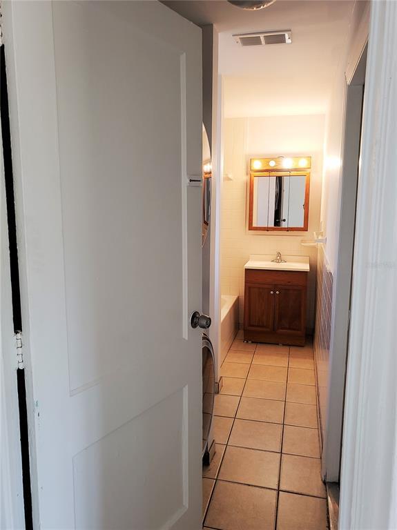 Building Photo - 707 S Lois Ave