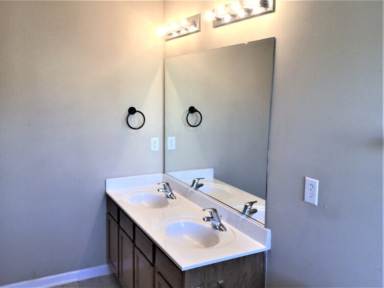 Building Photo - 6140 Glen Way Dr