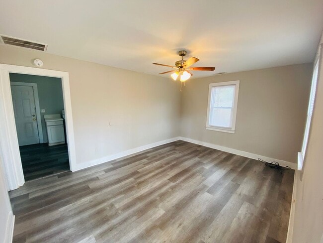 Building Photo - 1361 Hull Rd