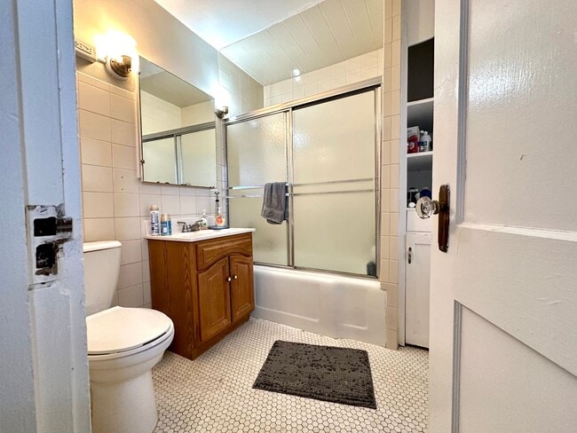 Building Photo - AVAILABLE NOW - 4 Bed, 2 Bath Chester Park...