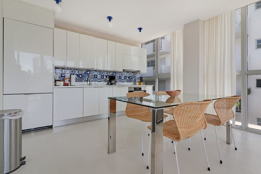Building Photo - 250 Collins Ave